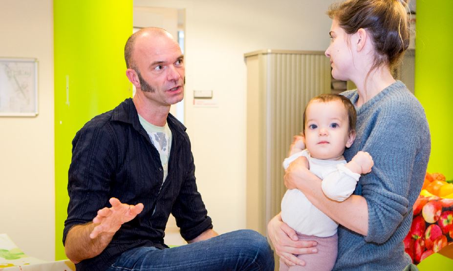 In het boekje ‘Samen rondom het jonge kind’ bit.ly/2FShk72 staan verhalen en voorbeelden van ouders &amp; professionals. Ze laten zien wat de samenwerking oplevert. Doordat ouders en professionals elkaar versterken heeft een kind de beste kans op een goede start.