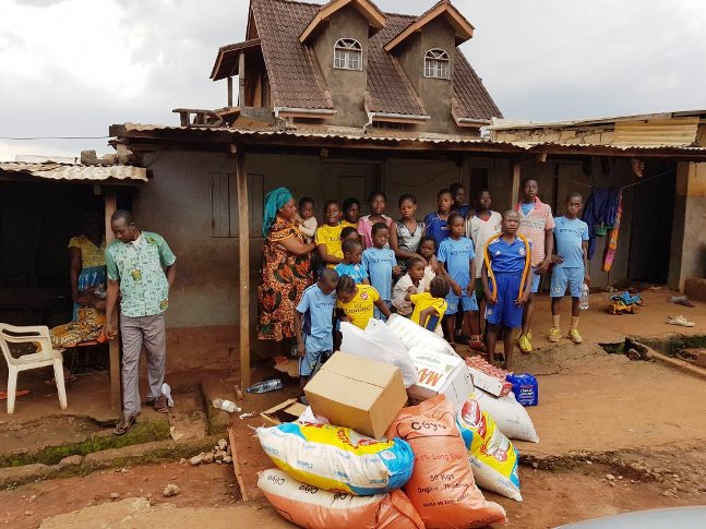 CnpsCameroun's tweet photo. Dans le cadre de la célébration de la 33ème édition de la #JIF2018, le personnel féminin du centre prévoyance sociale de #Messamendongo à #Yaoundé, a offert un repas à des orphelins, et plus encore. #CNPS Détails: https://t.co/xTiGjl2GXR https://t.co/QZRmlRfgew