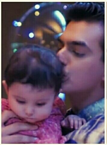 @momo_mohsin  
#Kartik Moments With the Baby 😭😘💓 
#TooAdorable 😘😘😍 
 #ForeverFavourite  😭😍😘 
 #yrkkh