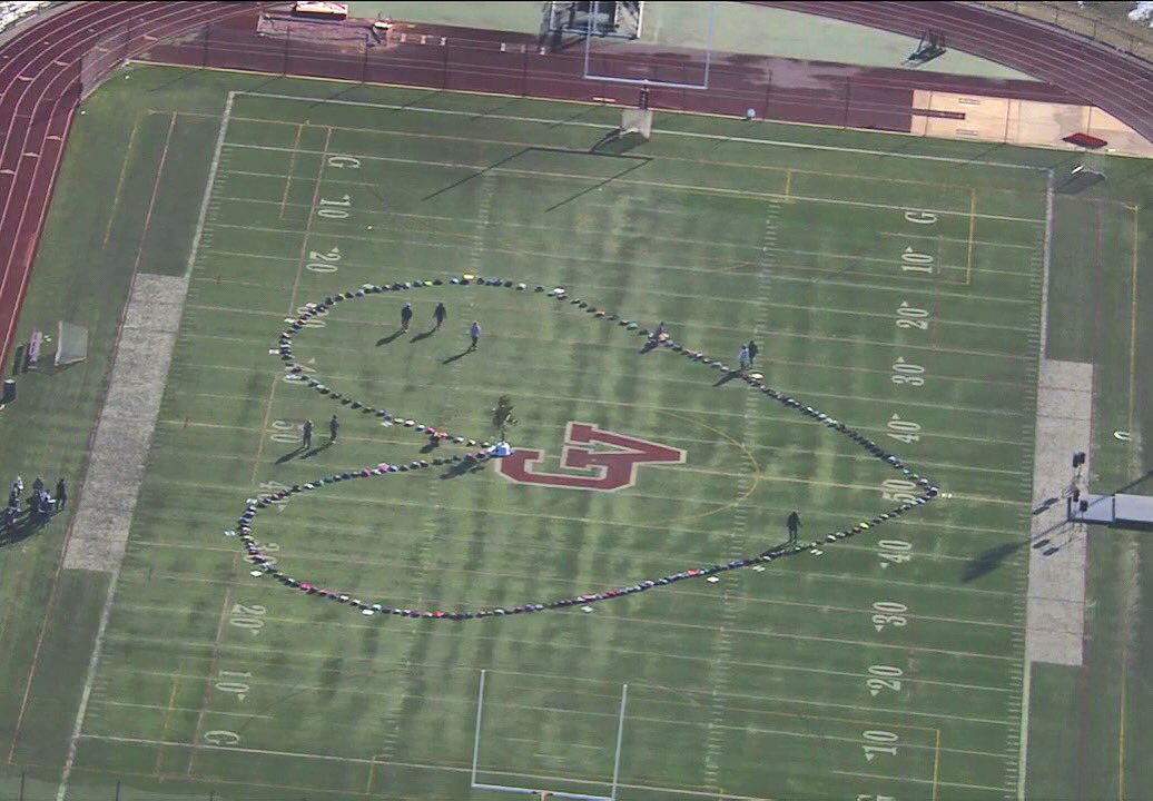 lhimesauthor's tweet image. Students at @GarnetValleyHS honor the 17 students killed in Parkland Florida...  #NationalWalkOutDay #noweaponsofwar