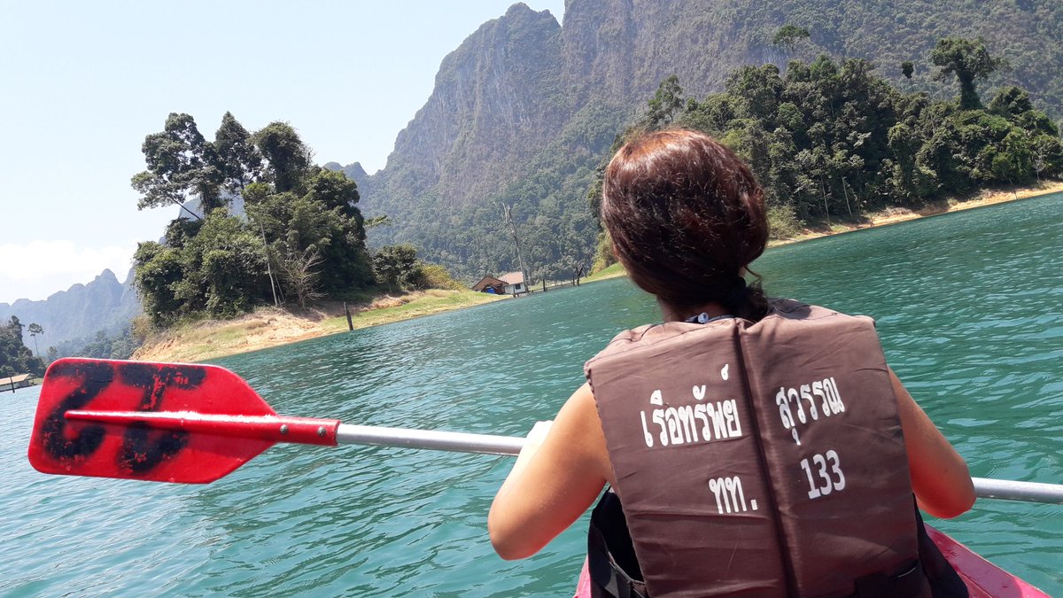 Ir en kayak es toda una aventura 😎😎 está vez se nos ha dado muy bien 😃😃 la experiencia ha sido fantástica navegando el lago de #Khaosoknationalpark un lugar de ensueño 😍😍 ¿Quién de vosotros ha ido en kayak? ¿Sois de los que os gusta remar o que os lleven?