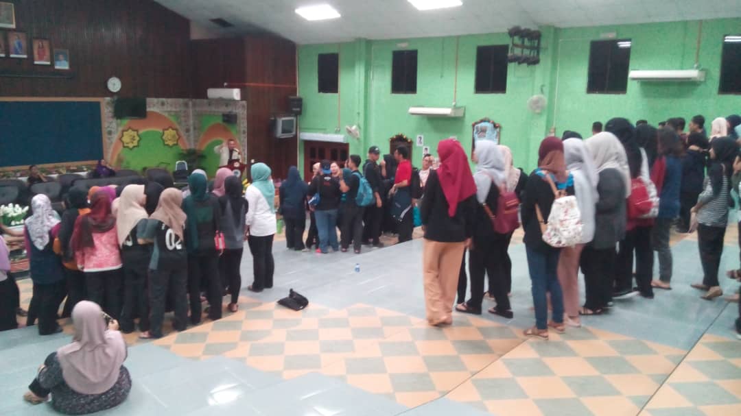ILKKM_Kluang's tweet photo. Taklimat NBOS dan pembahagian kumpulan melibatkan pelatih-pelatih dari ILKKM Johor Bahru, ILKKM Kluang, ILKKM Batu Pahat, ILKKM Muar &amp; ILKKM Segamat.

Orang ramai dijemput hadir ke Fiesta NBOS Segamat di SK Jementah pada 17 Mac 2018 (Sabtu). https://t.co/BW4vSZzX9N