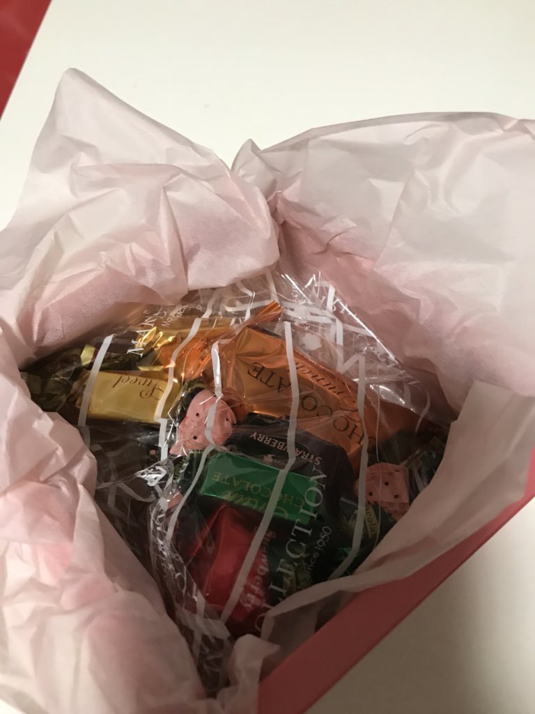 rnsy488's tweet photo. 旦那からバレンタインのお返しで大好きなサンミッシェルのケーキとチョコ貰った♡
ちなみに今日は検診日やったため産婦人科へ行ったら先生からもチョコもらったwww
幸せやわ(*´д｀*) https://t.co/0JTRbUHpNW
