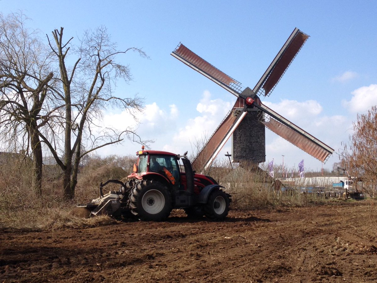 versmeel's tweet photo. De grond voor de bijenoase wordt ontgonnen! #Molen weer in het zicht en blije bijen straks! #biodiversity #bijen https://t.co/Zz7KjoZakt