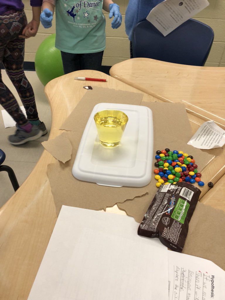 becky7274's tweet image. Our first experiment “How many m&amp;amp;ms will overflow a cup of oil?” It took 333 paperflips to over flow a cup of water - what do you think? #4thscience @etownPAschools