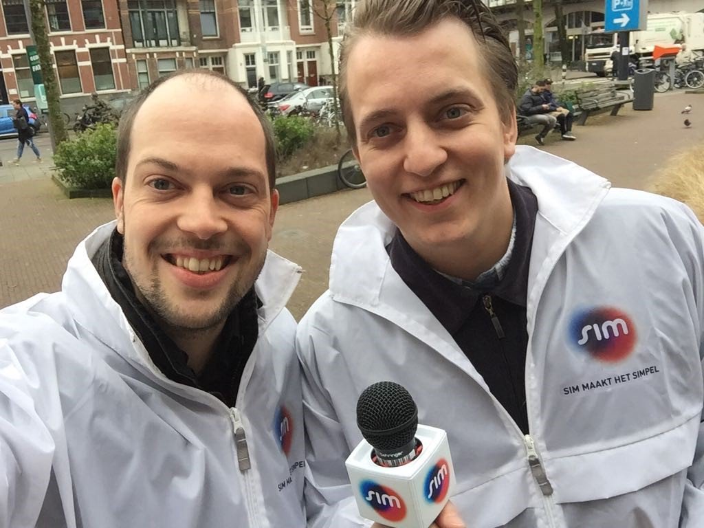 FvandeVinne's tweet photo. Collega's Ben en Jeroen op pad om burgers vragen te stellen over online dienstverlening van hun gemeente! #kiesvoorSIM #GR2018 https://t.co/rFvnwOfrGa