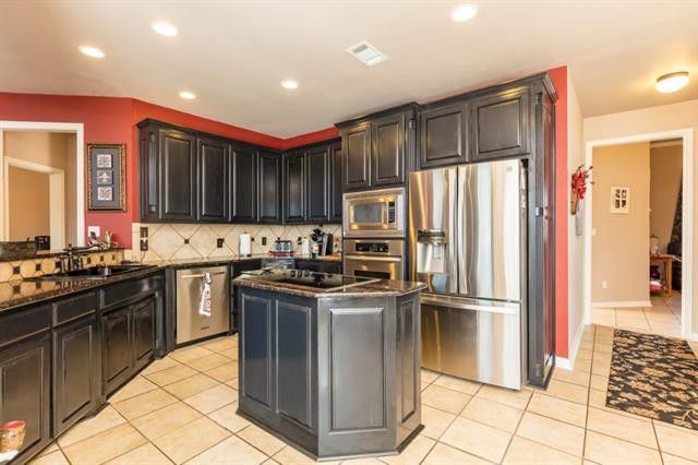 LauraBrealtor's tweet photo. Beautiful Custom Home Just Listed!
508 Flozell Adams Dr, Runaway Bay, TX 76426
4 bedroom, 3 bath home with three car garage, room for a golf cart. INCLUDES THE LOT NEXT DOOR! Call me today 817-455-9464
#parkerpropertiesrealestate #laurablackburnrealtor #runawaybaytx https://t.co/Kl9OFGkIgs