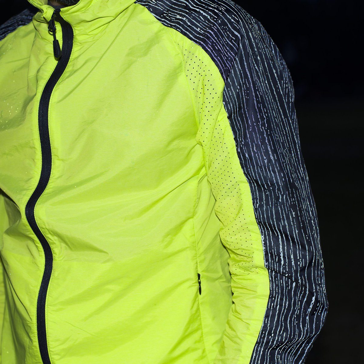 Correre di sera, dopo il lavoro, ti permette di rilassarti e anche di allenarti al meglio per i tuoi obiettivi. 
Non temere il buio, con la giacca Thrill puoi allenarti in sicurezza grazie agli inserti con tessuto catarifrangente!  #lightup #jaked #jkd #morethanskin