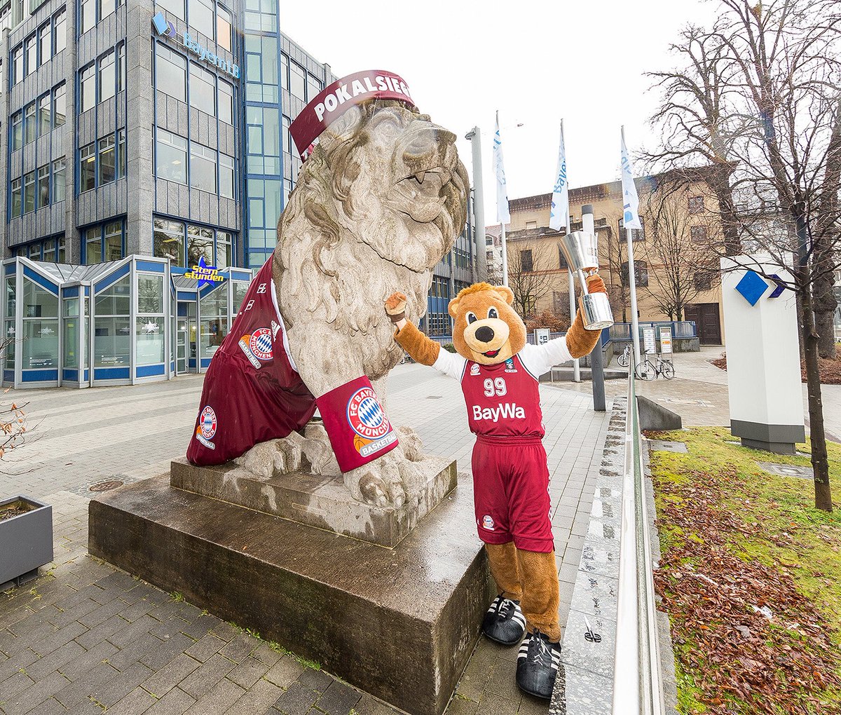 #BayernLB Löwe im Profi-Trikot gratuliert dem #FCBayernBasketball zum deutschen #Pokalsieg

bayernlb.de/internet/de/bl…