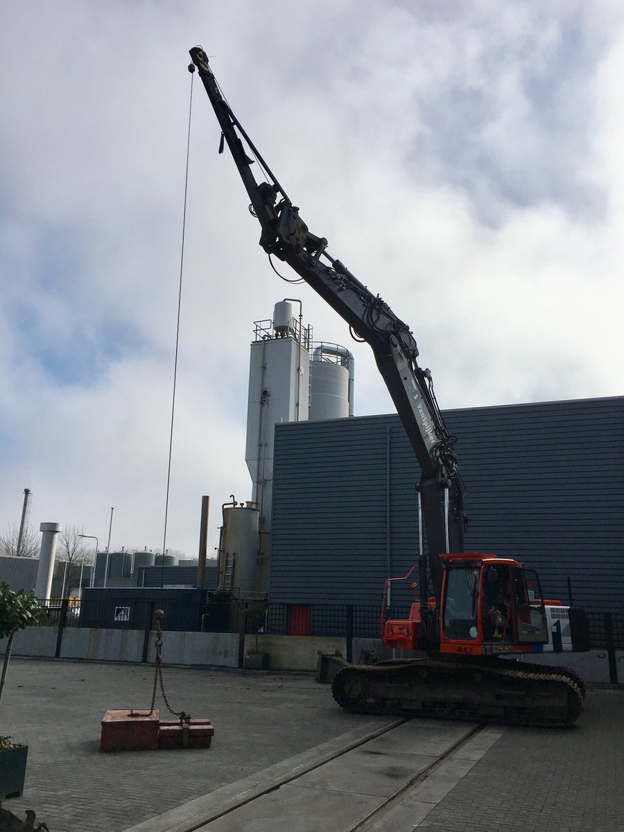 PieterHBakker's tweet image. Vandaag een graafmachine ingericht als hijskraan aan het keuren bij Nijhuis te Dronten. Tevens deze kraan als funderingsmachine  ingebruik genomen met vaste jib en trilhamer, voorzien van een Nijhuis beveiligingssysteem. #Aboma #Nijhuis #fundering