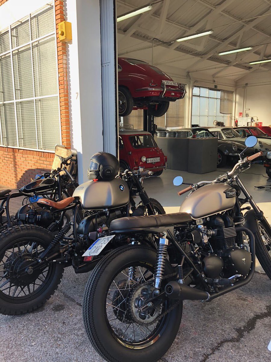 CafeRacerDreams's tweet photo. Artists at work creating works of art 🎨

#caferacerdreams #crd80 #crd99 #crd105 #caferacer https://t.co/ltQGQunzfI