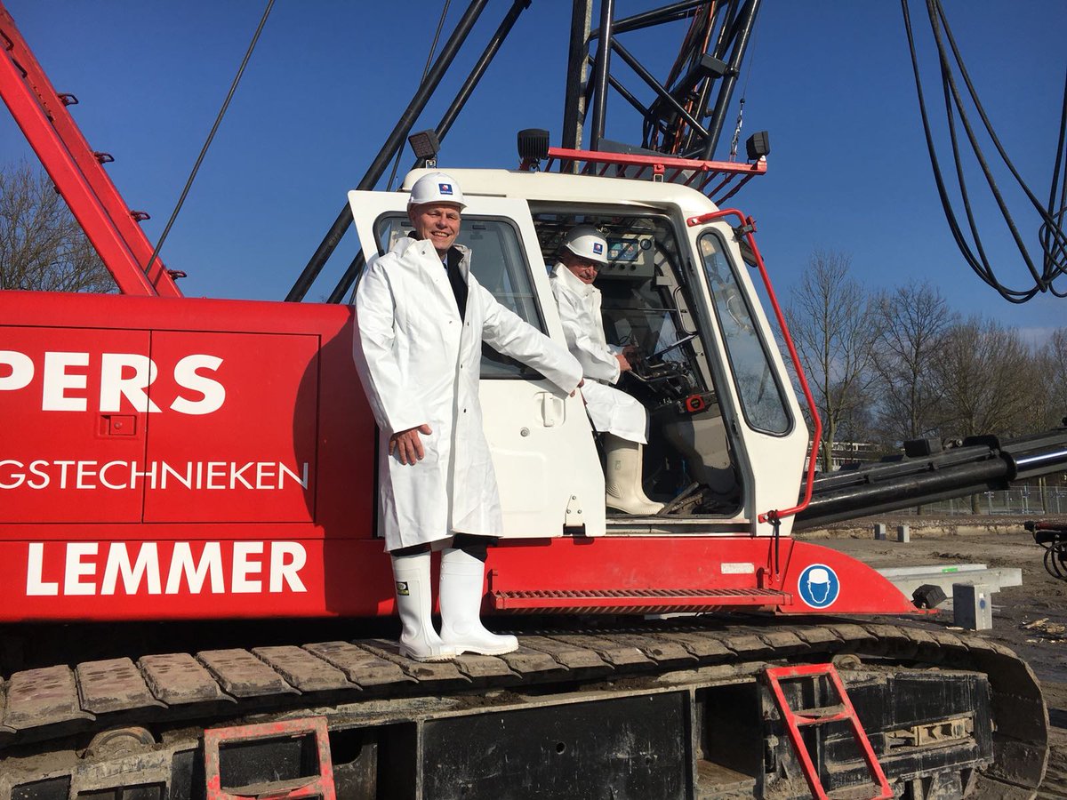 DijkstraDraisma's tweet photo. Feestelijke eerste paal in Heerhugowaard! In opdracht van Stichting Openbaar Voortgezet Onderwijs Noord-Holland (SOVON) en @GemHHW realiseren we hier het nieuwe Huygens College van circa 7.300m2! #huygenscollege #toekomst https://t.co/kZyN8lLsQ1