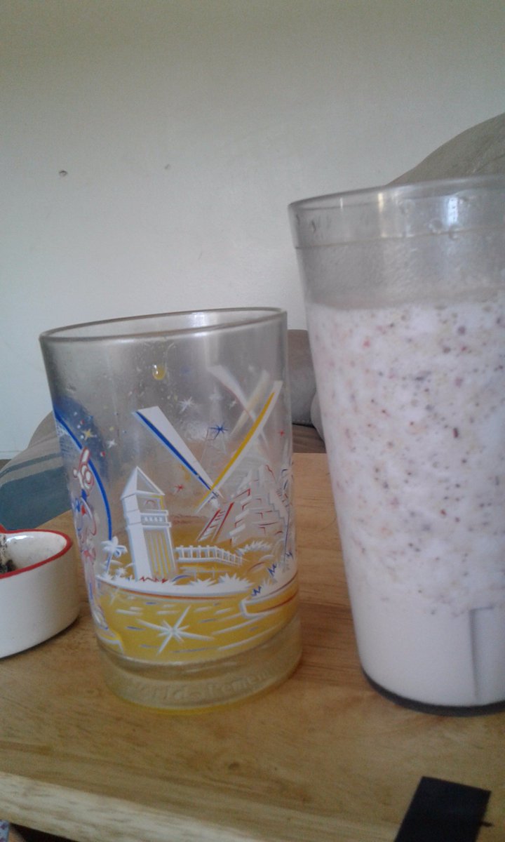 Redirect2learn's tweet image. My morning screw driver and my fruit smoothie.  Life is good today.  #Nobaddays
