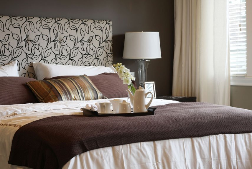 plushmarket's tweet photo. Deep textured purples are the perfect accent to this unique upholstered headboard. (And pssst ... if you go bold with one element in the room, keep the others neutral.)
#HomeDecor #InteriorDesigning #HomeDecorTip #BedroomDecor https://t.co/LcXklp9bh2