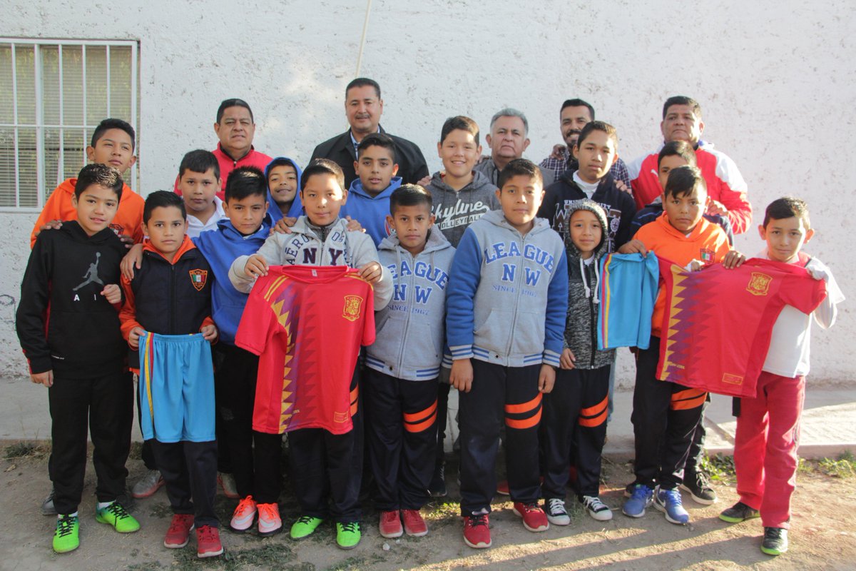 ModestoAlcalaOf's tweet photo. Di salida a 50 alumnas y alumnos maderenses que se dirigen a la Unidad Deportiva de #Torreón a participar en el Torneo Regional de Ligas Deportivas de Educación Básica.
¡Éxito!

#UnPasoMásHaciaElProgreso #FuerteCoahuilaEs 
@mrikelme @GobDeCoahuila  @GracielaFdz19 @rigofuentes https://t.co/RI3b6i0zsk