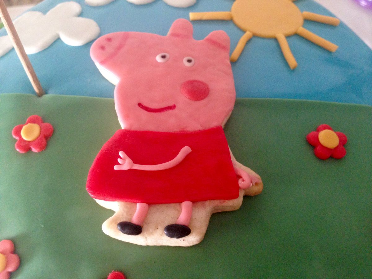 smallcakes2's tweet photo. Tarta de Pepa Pig decorada con fondant para la pequeña Martina❤ https://t.co/I5c3QSoMcG