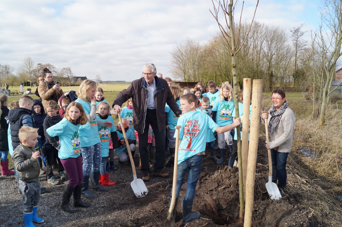 aedewinter's tweet photo. Was erg leuk!
#Boomfeestdag 2018 @Loppersum.
Samen met kinderen van de #Abt_Emoschool Iepenbomen en een beukenhaag planten op de begraafplaats van #Westeremden. https://t.co/r5NTxyDiUb