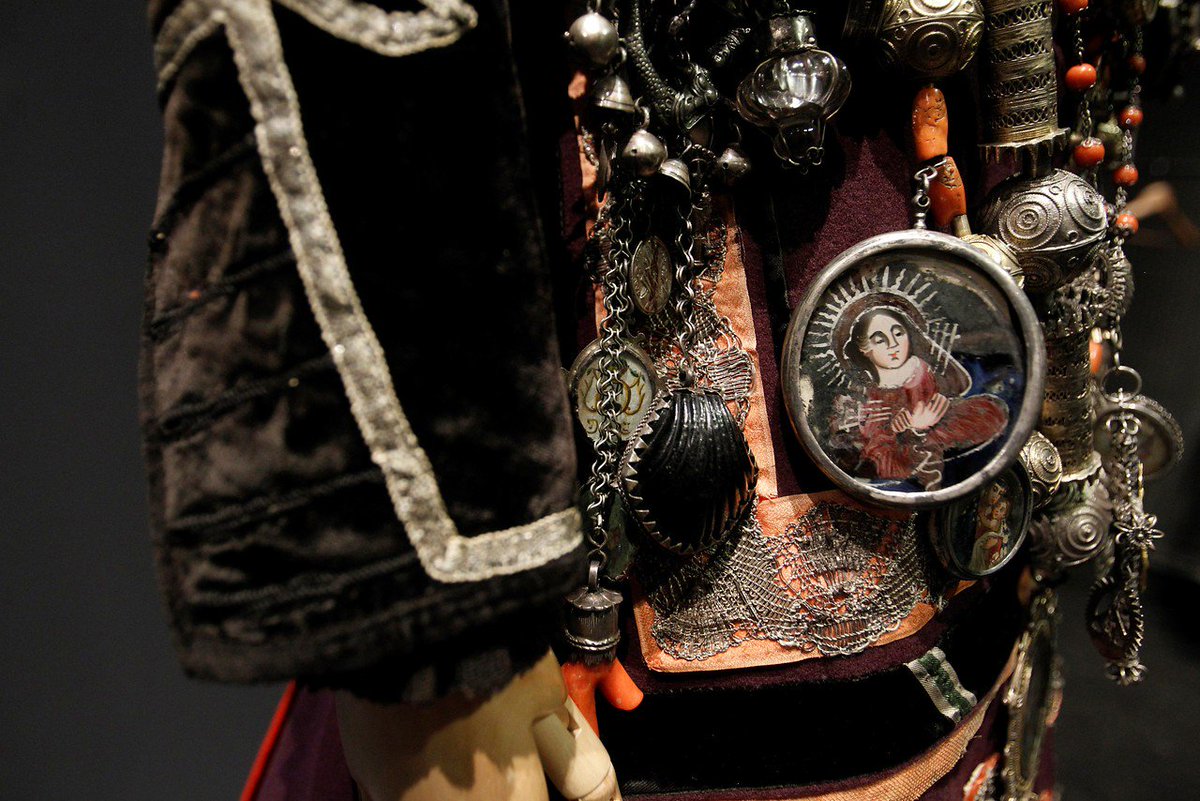 'Iconos de estilo' llega al <a href="/MuseodelTraje/">Museo del Traje, Madrid</a> con 500 piezas de los siglos XVII al XX que muestran la exquisita labor artesanal de los trajes regionales, trabajos que Olivier Saillard compara con la Alta Costura francesa rtve.es/noticias/20180… #iconosdeestilo