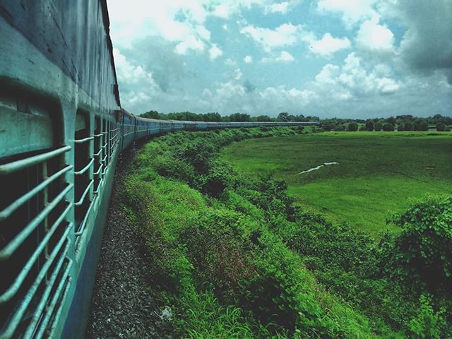 urban diaries - tailing along the curve
#trainjourneys #bythedoor #glimpsesofindia #indianrailway #beautifulmaharashtra #konkan #skygazer_forlife #phoneonly ift.tt/2pdSHYi