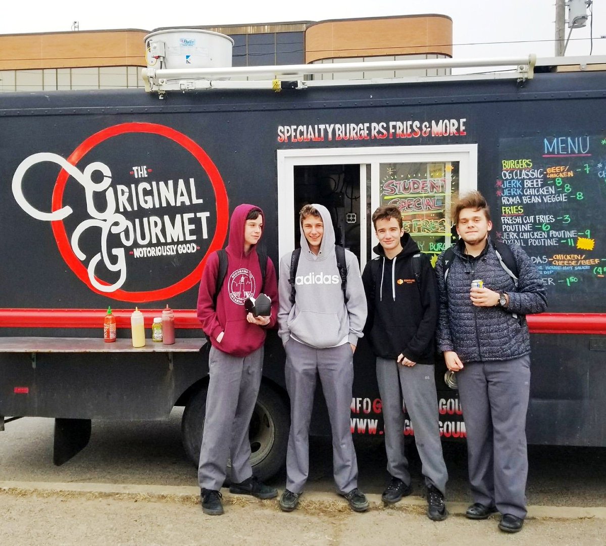 theogtruck's tweet image. #TBT - Come One, Come All... Bring your friends and try our Specialty Burgers, Fries, and those Empanadas... 👌👌👌 #bombaf #lunchtime #weouthere