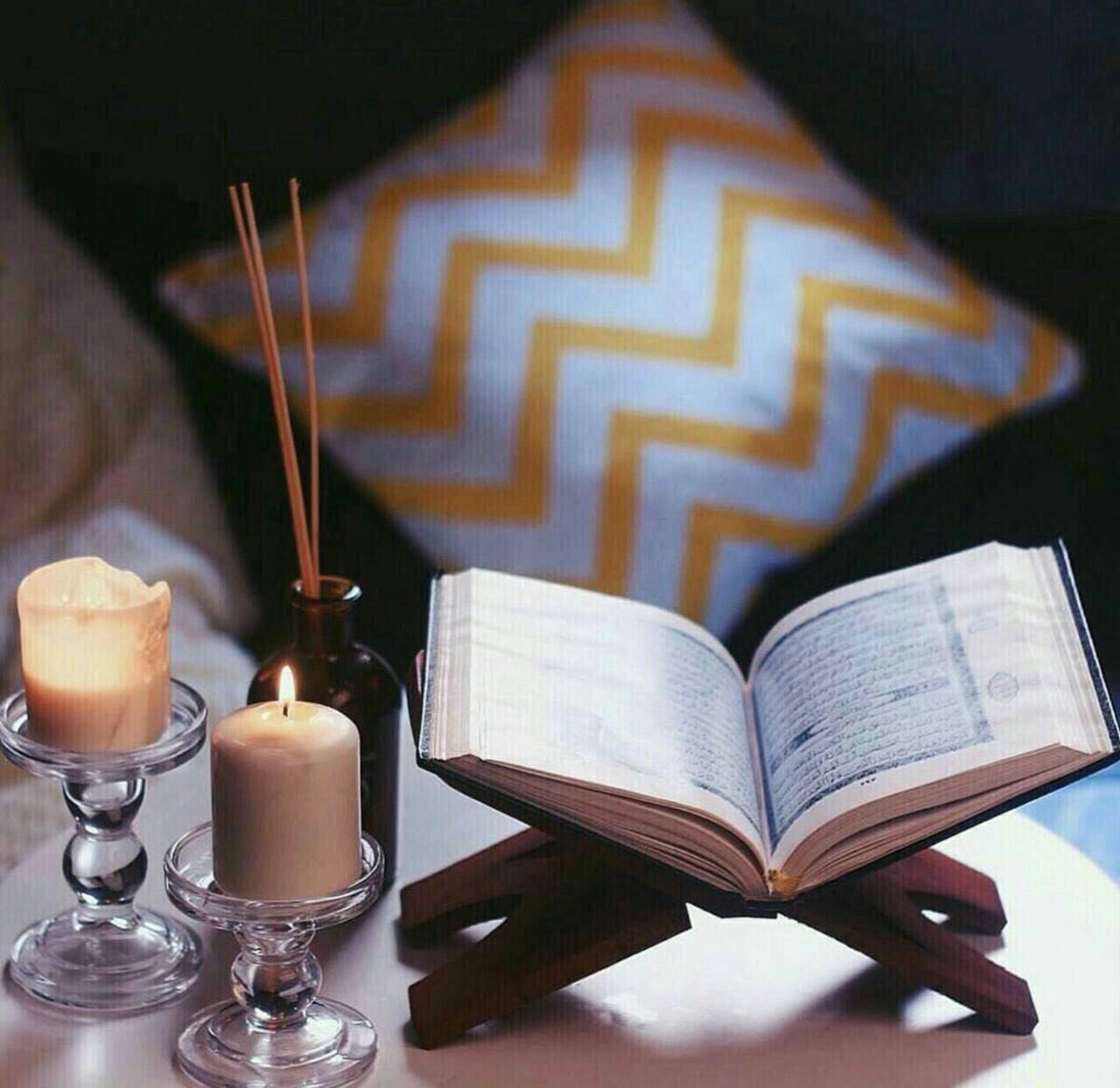 قـل للـذي هجـر الكتــاب و ما
تلا في يومـه وردا من القـرآن

أتـراك تبصـر للســعادة موطـنا
أم تاه قلبك في دجى الأحزان