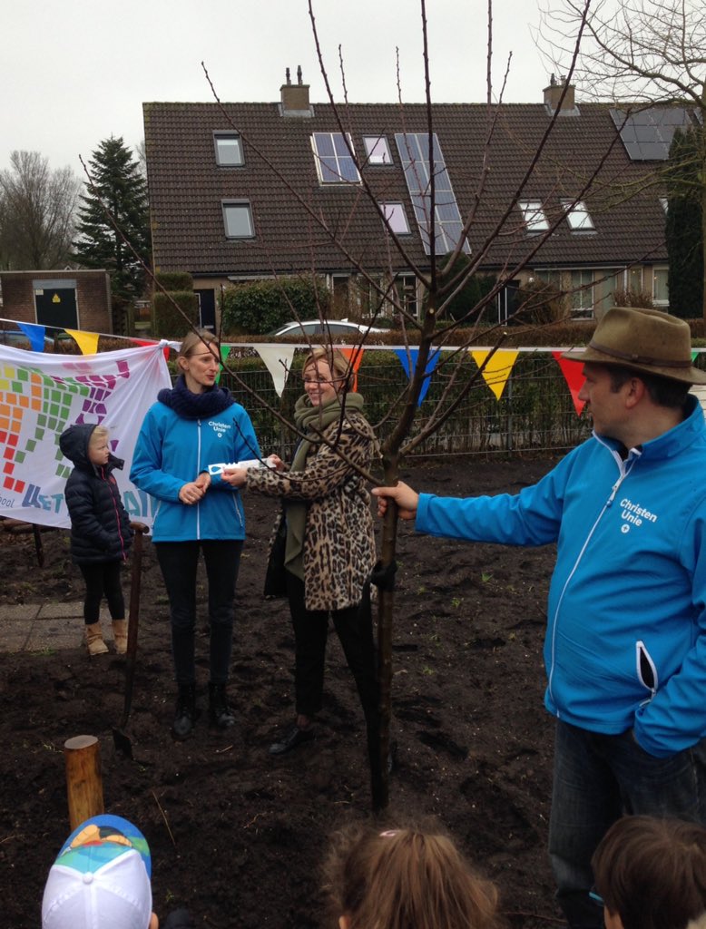 CUHouten's tweet image. In het kader van @Boomfeestdag hebben we als @CUHouten een fruitboom geschonken aan  #basisschoolHetMozaïek. We moedigen hen graag aan om Eco-school te worden!