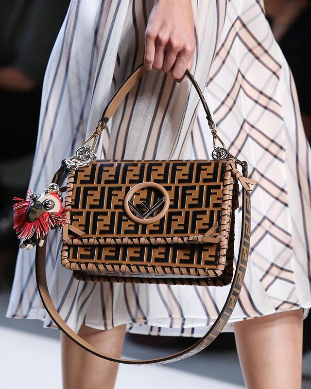 RevistaTooMuch's tweet photo. El irresistible #FendiKanI es perfecto para acompañar tu #outfit del día #ToDays #Moda #Glam #fashion https://t.co/8WMCptSfw5
