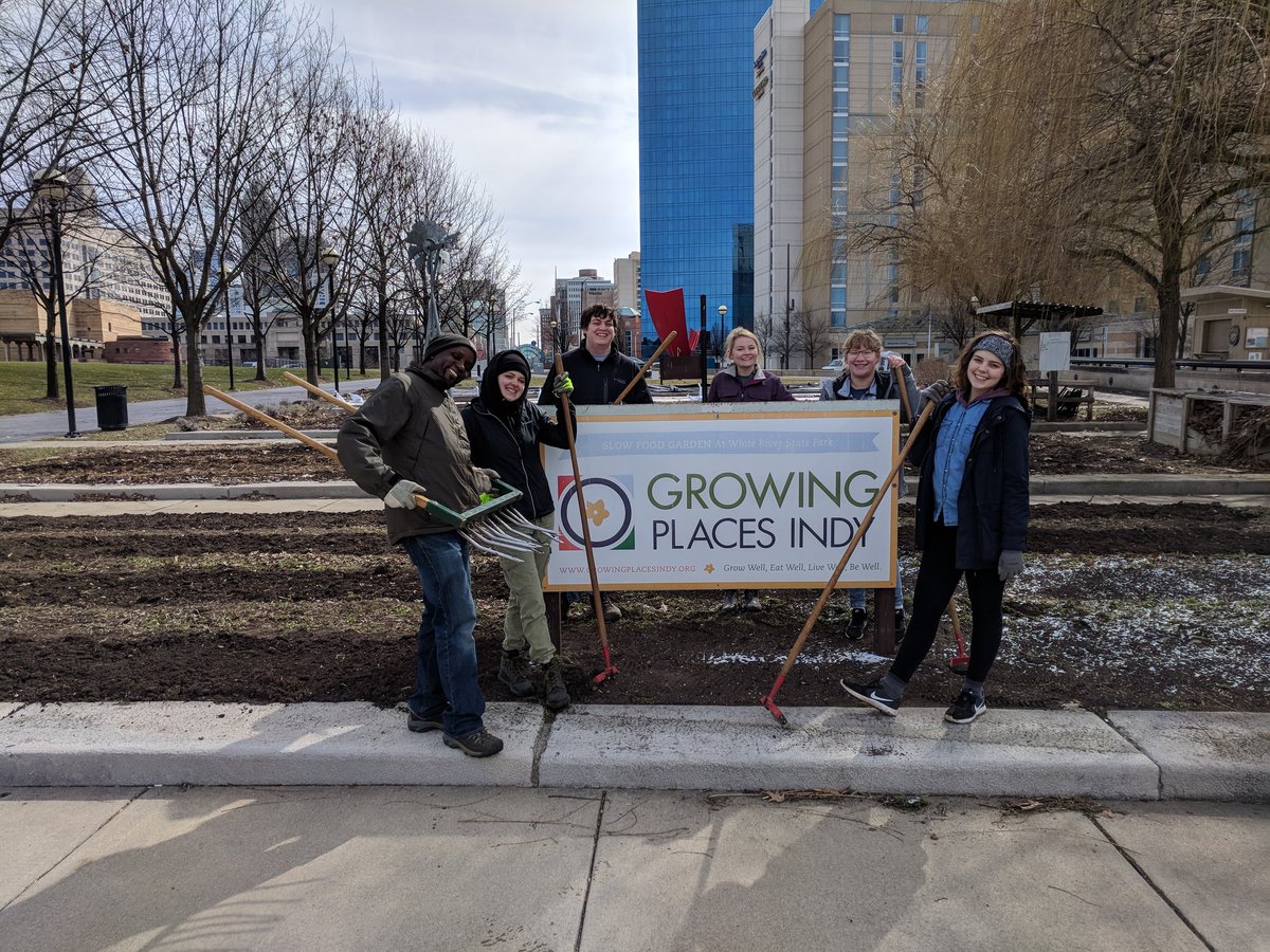 BearsforIndy's tweet photo. We're back at @GrowingPlacesIN this morning volunteering at their White River State Park location! https://t.co/8GMMJqFJCH