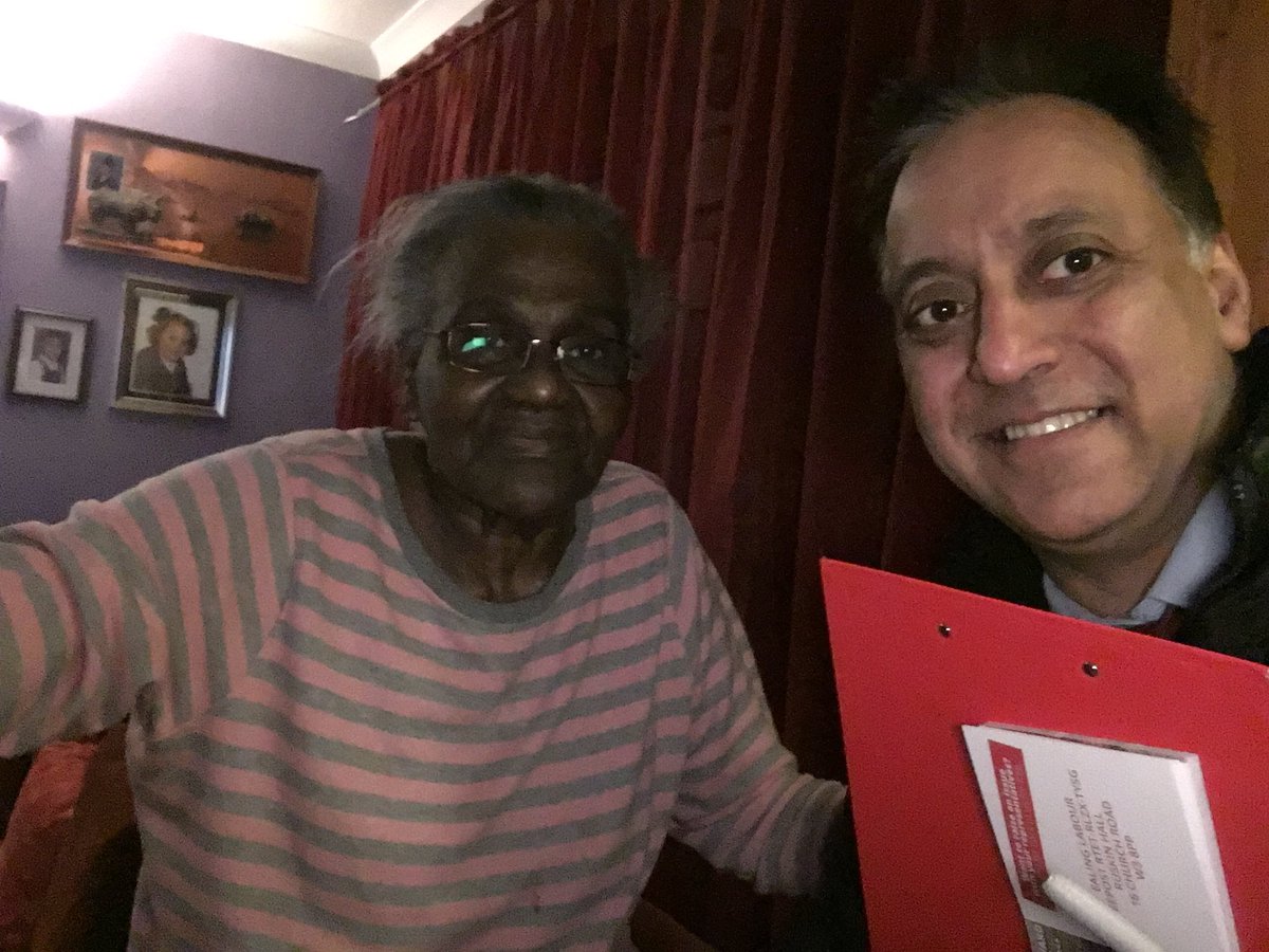 _PraveenAnand's tweet image. In #EalingCommon only Labour   🌹can beat the Tories.  Lots of ❤️ for @EalingLabour #labourdoor @labour_zone