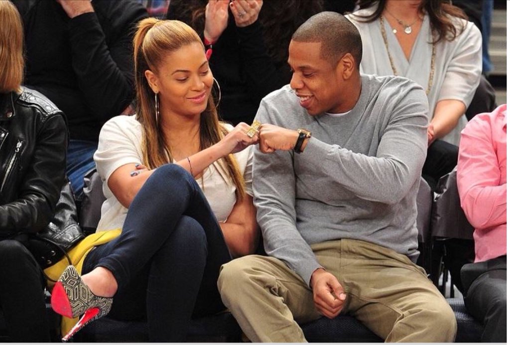 GuyWVTM13's tweet photo. #OnTheRun2 presale tickets costing close to $350 each! JayZ & Beyoncé are on the run, alright- #WithYourMoney https://t.co/10UQkzwx62