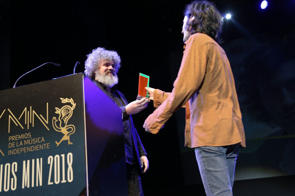 Aquí está <a href="/RickyFalkner/">ricky falkner</a> entregando el premio al Mejor Álbum en Catalán a @XarimAreste 
Foto: <a href="/josebaeez/">principedelmal</a>
