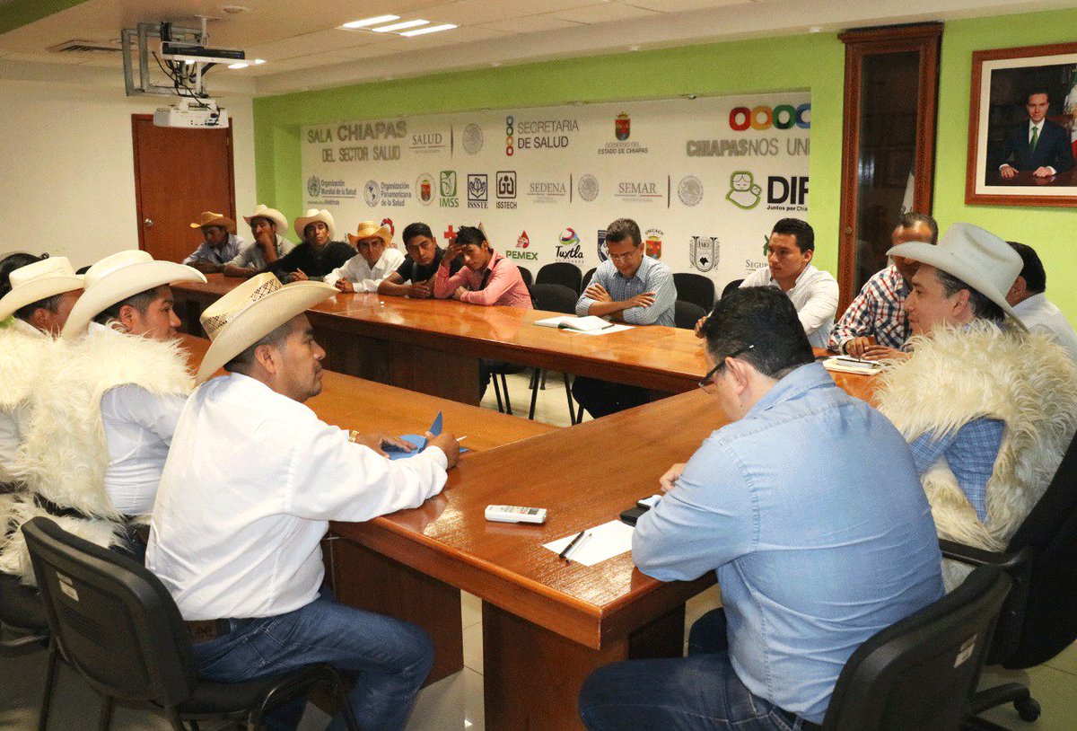 Acompañado del titular de <a href="/sedespi_chiapas/">SEDESPI CHIAPAS</a> Indígenas Roberto Aquiles Aguilar, nos reunimos con habitantes de la comunidad Joltzemen del municipio de Chamula, con el objetivo de fortalecer la atención a la salud de la población de esa región. <a href="/VelascoM_/">Manuel Velasco</a> @Secgob_Chiapas <a href="/Fercanton/">Fernando Cantón</a>