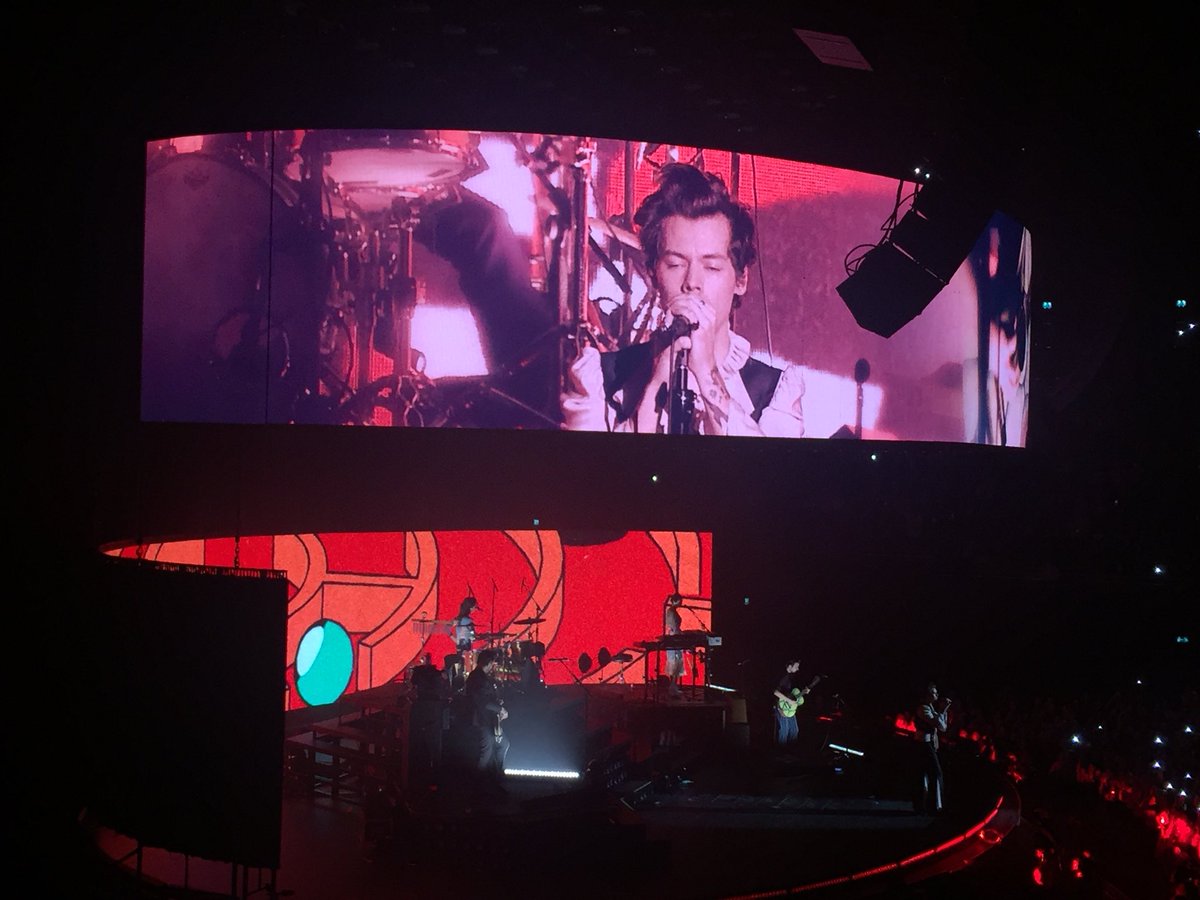 traumer26's tweet photo. ziggo dome - Amsterdam 14/03/18 - @Harry_Styles https://t.co/F8JD3pAe7i