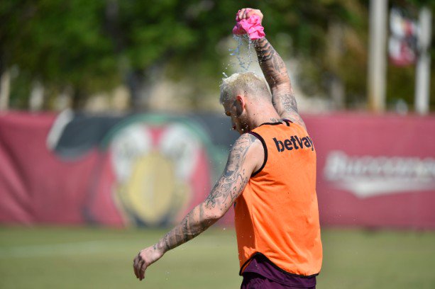 HammersDotNews's tweet photo. #MagicMarko cooling off #MarkoArnautovic @WestHamUtd #WHUFC. https://t.co/mMOCLmNUUs