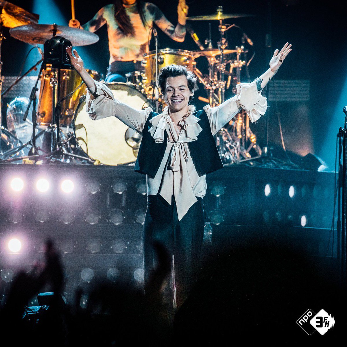 lasgrowns's tweet photo. BEBÉ😍😍😍

#HarryStylesLiveOnTourAmsterdam 
#OneDirectionBestFans https://t.co/TWgQJWQerM