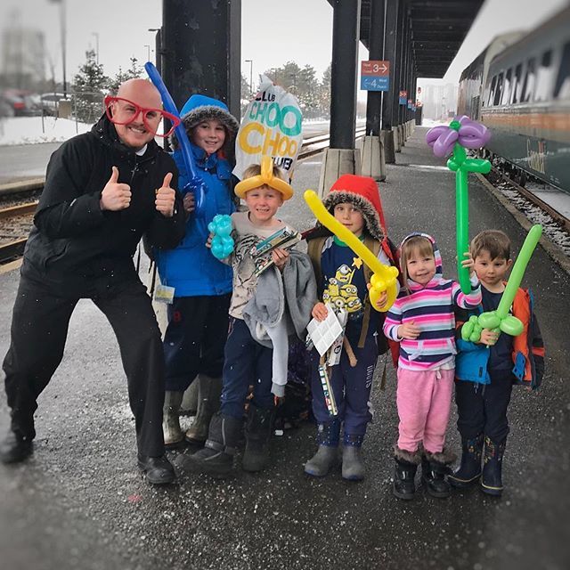 zachwells88's tweet photo. Group shot as we arrived in Ottawa with #viarail rain 40 this afternoon. I meet the greatest people! #choochooclub #mybigredglasses #balloonart #balloonflower #balloonsword #balloonhat #balloonmonkey #traintravel #twothumbsup #ilovemyjob #ilovemylife https://t.co/7y1dkZBFtx https://t.co/M41fIzGe8H