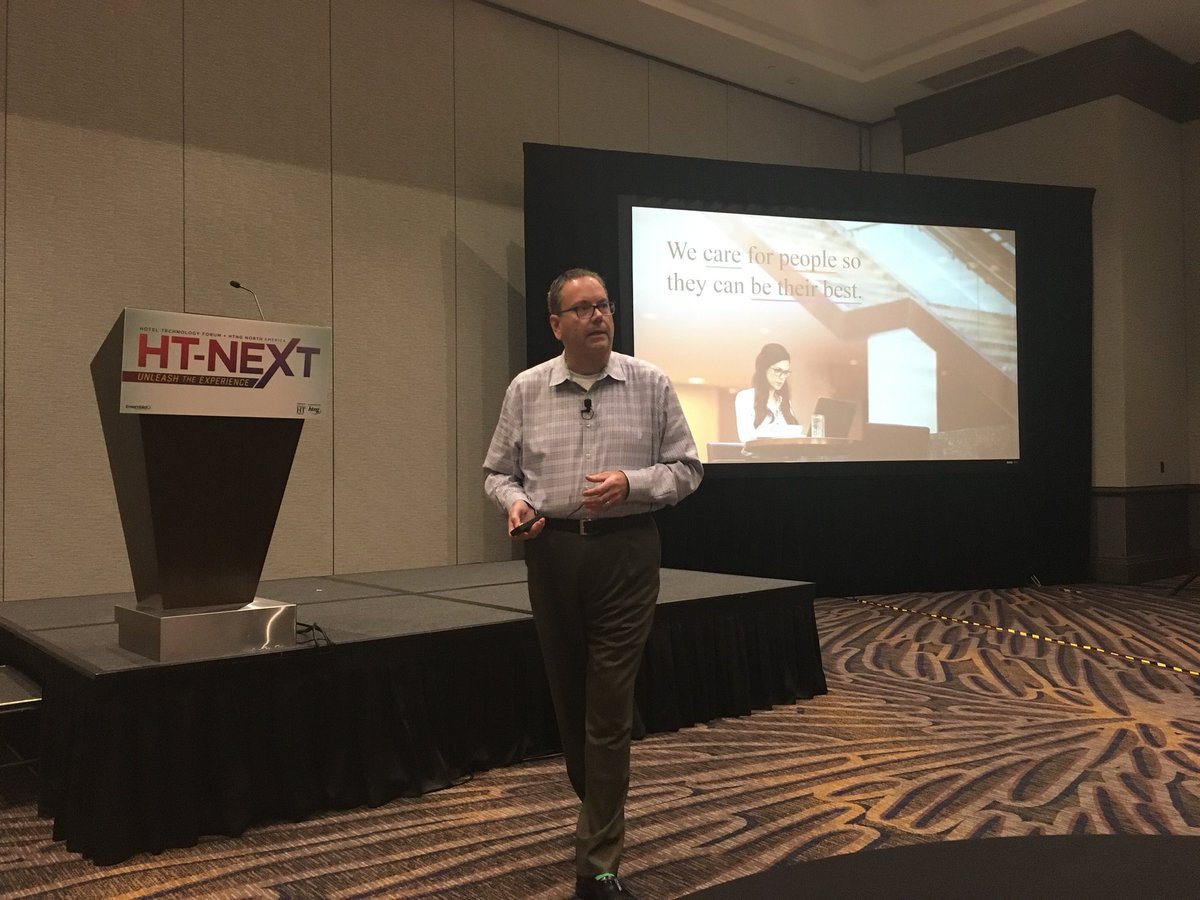 Packed house as <a href="/HyattTweets/">Hyatt Tweets</a> <a href="/JeffBzdawka/">Jeff Bzdawka</a> talks about #tech enabling change #HTNEXT