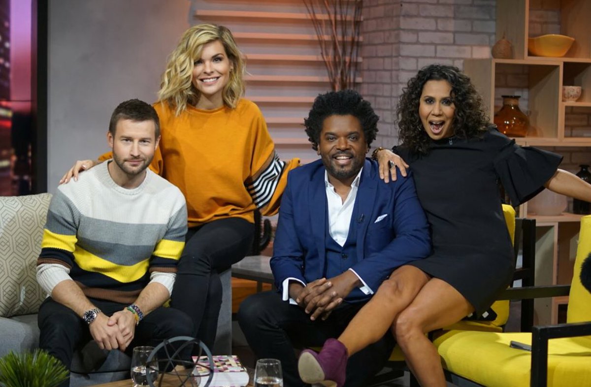 IsabelleRacicot's tweet photo. Cette photo n’est pas à l’image du bordel qu’a foutu @kavanaghanthony dans notre studio aujourd’hui. Manquez pas ça à 18:00/ reprise 23:00. On l’aime tant!!! #LaBelleGang https://t.co/CQFlmbuW0c