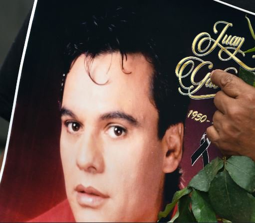 Ex manager de Juan Gabriel asegura que el cantante está vivo y que mantiene una comunicación con él  bit.ly/2tVUO8P