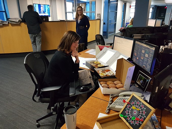 CTVYEGBuzz's tweet image. We love @ErinIsfeldCTV and sometimes gift her lots of donuts. #yeg