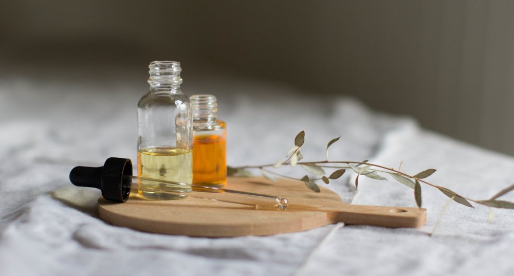 DanaFarber's tweet photo. Are essential oils beneficial for cancer patients?  Derived from plants, #essentialoils release unique fragrances that can therapeutically alleviate side effects of cancer treatment for some patients. https://t.co/RoEHDa6H16 https://t.co/AHUfW2Qk9f