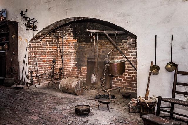 StratfordHall's tweet photo. How are you celebrating #pieday? 🥧
Imagine cooking infinite meals & pies in this #historickitchen. #visitstratford to experience this and so much more about life in the 18th-century! Click the link below to plan your visit.
🔗: https://t.co/RHSMYX1IvM https://t.co/vEO04iUQy6 https://t.co/DQVwFlzTIM