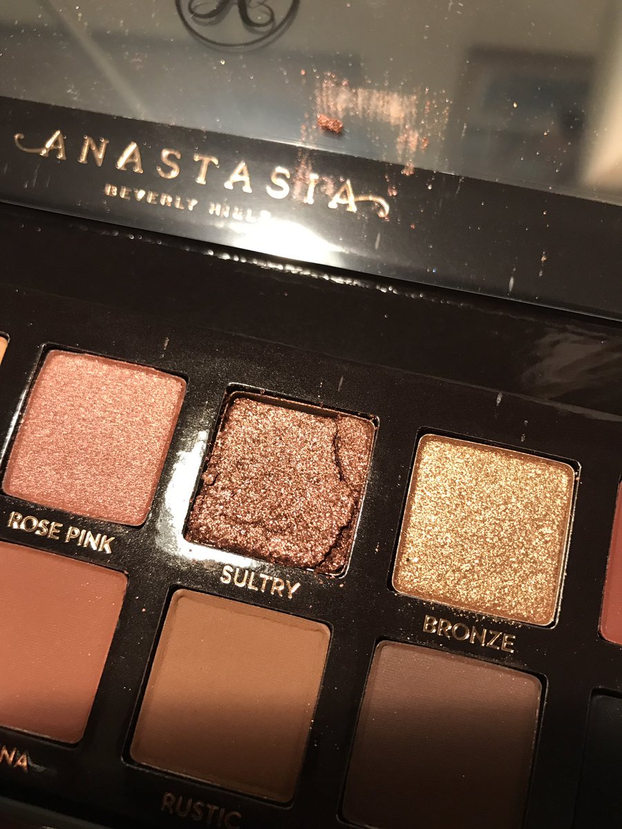 beccaaat's tweet photo. My Soft Glam palette came and the shade Sultry was broken! 😢 My friend ordered one as well and the same shade was shattered in hers as well. Anyone else experiencing this? https://t.co/WIVbmtlnVY