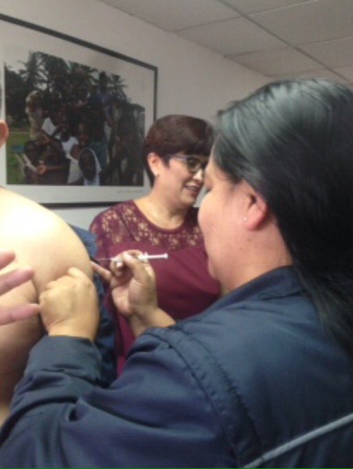 subsalud_ssc's tweet photo. La Subdirección Nacional de Prestaciones de Salud del Seguro Social Campesino realizó la campaña de vacunación contra la influenza AH1N1 al personal de la institución, en colaboración con él MSP. #AsegurandoLaSaludDeNuestrosColaboradores @IESS_Campesino https://t.co/owkGMJwkUJ