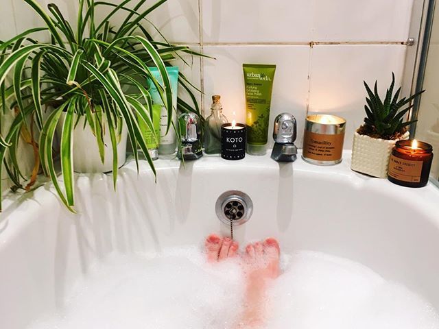 sarahwalker2101's tweet photo. I’m not saying I moved in with L for the bath, but I’d be lying if I said it wasn’t a factor 🌚
🌿🌿🌿🌿
.
.
.
.
.
.
.
#flashesofdelight #thatsdarling #acolorstory #bathtime #urbanjunglebloggers #abmplantlady #crazyplantlady #candlelitbath #bathroomde… https://t.co/Qu64GKJXEI https://t.co/2Skb8atnnS