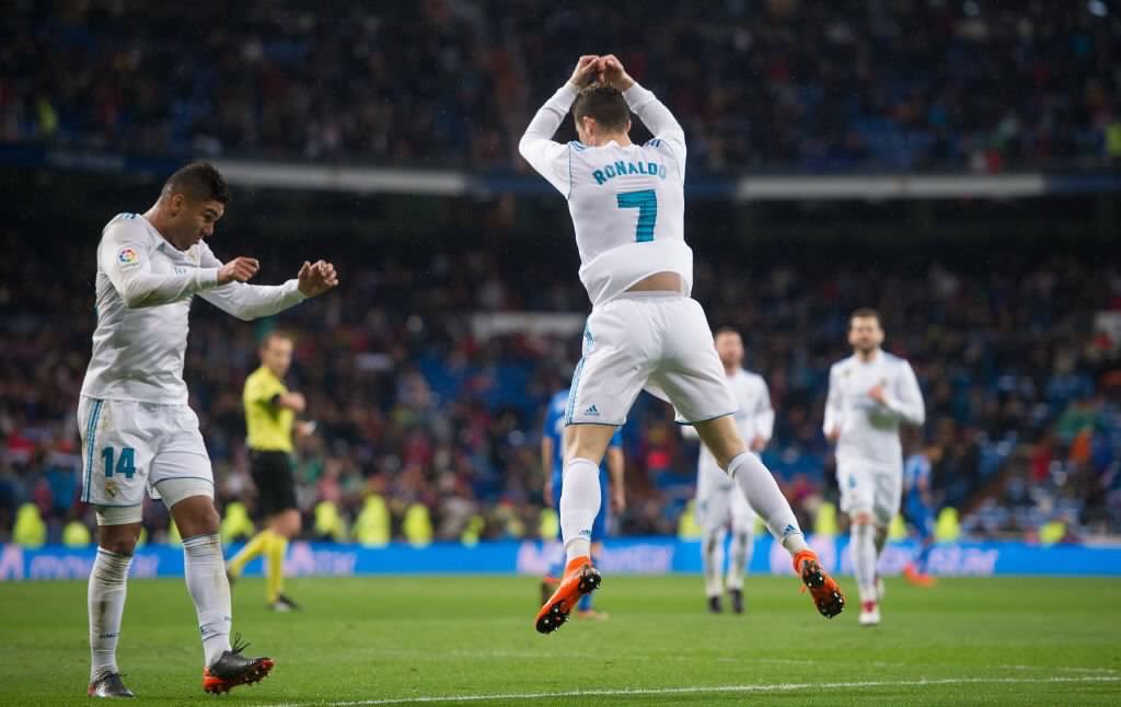 BHDeportes's tweet photo. Más goles anotados en la historia de la #ChampionsLeague :

Cristiano Ronaldo
148 partidos
117 goles
0.79 goles por juego

Lionel Messi
123 partidos
100 goles
0.81 goles por juego https://t.co/FfYmlKHL63