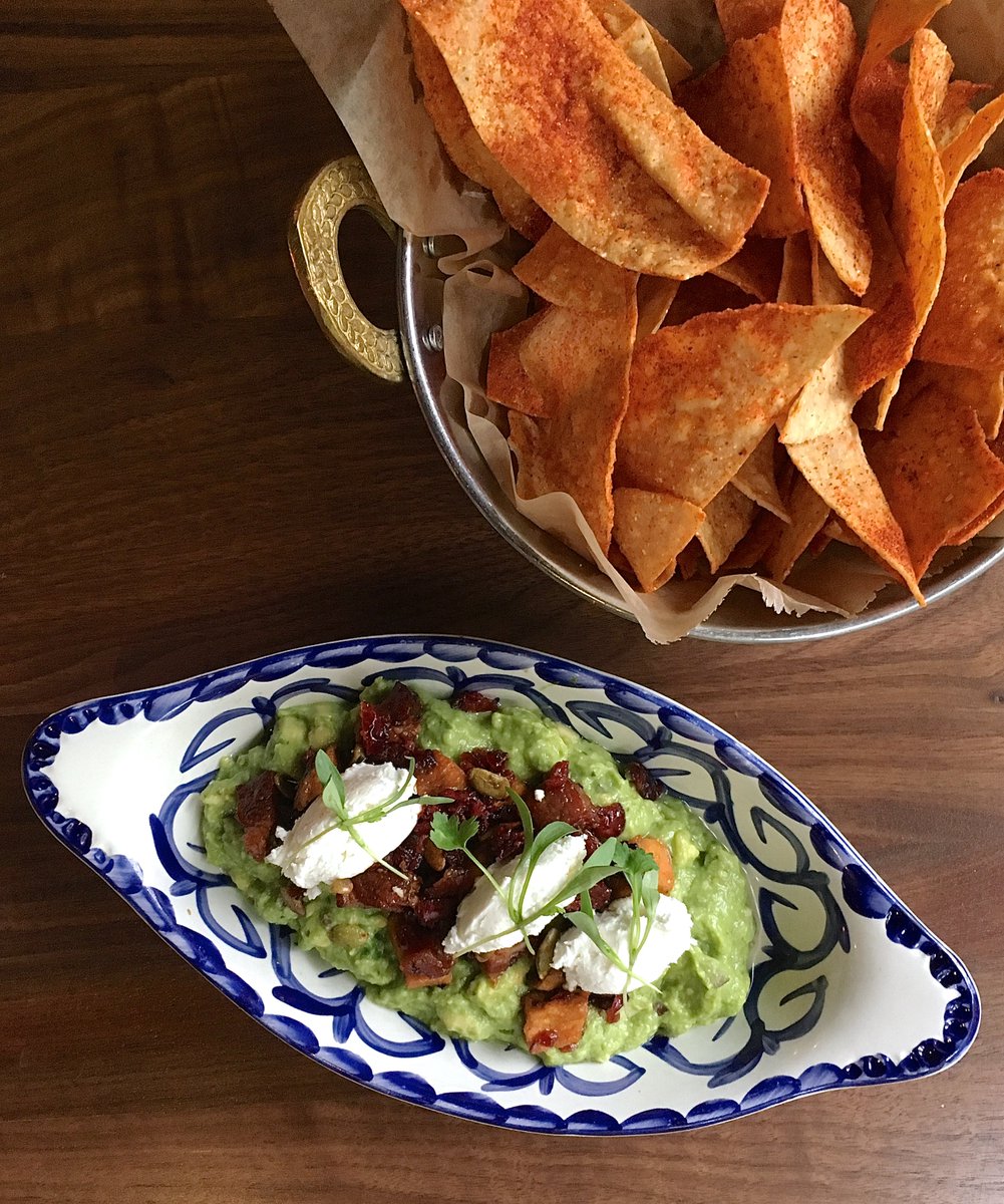 BarrioChicago's tweet photo. Everything you AVO-wanted. ๐ฅ #MexicanInTheMaking #Guac #WednesdayMotivation #Guacamole #Chips #PiDay https://t.co/jIorNizRG0 https://t.co/lq6y6tzdd2