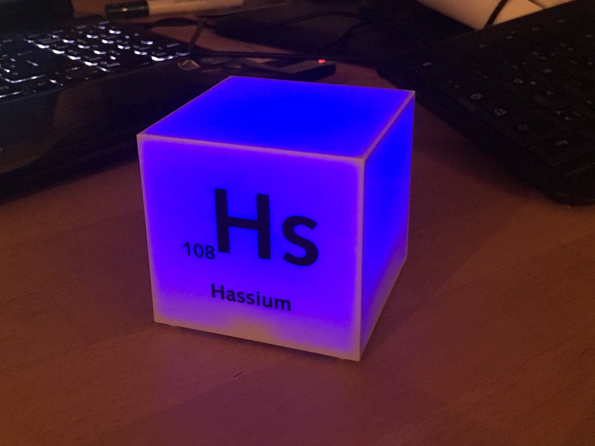 RiffKosmos's tweet photo. @GSI_de Auf dem Schreibtisch macht #Hassium wirklich was her. - Happy Birthday! #UniverseOnTheDesk /fm https://t.co/KkKS2K7tqf