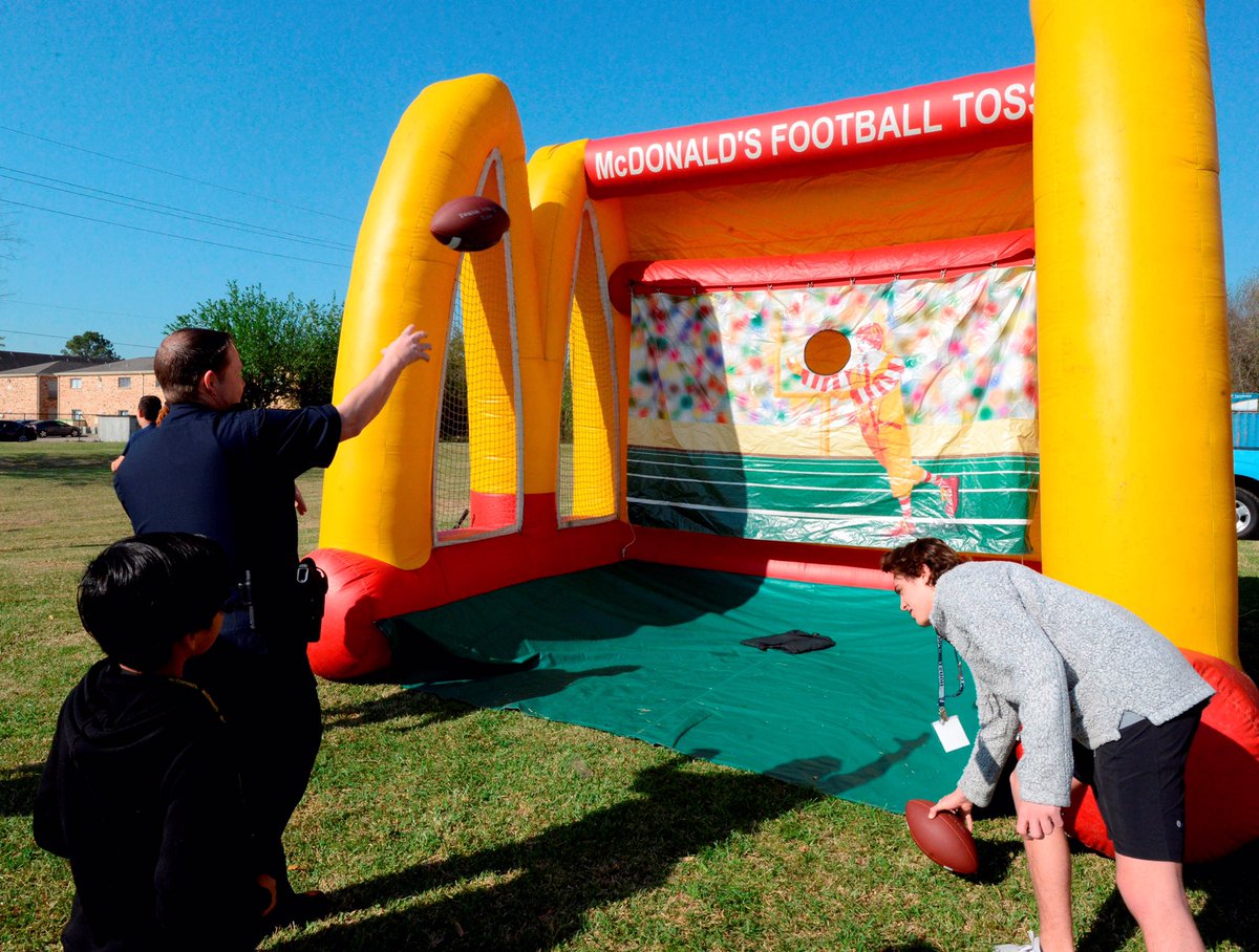 MattSlinkard's tweet image. A little football in March is good for the soul especially with great kids in our community. Welcome back Greater Houston PAL and thanks @ArtAcevedo @TroyFinner and @houstonpolice