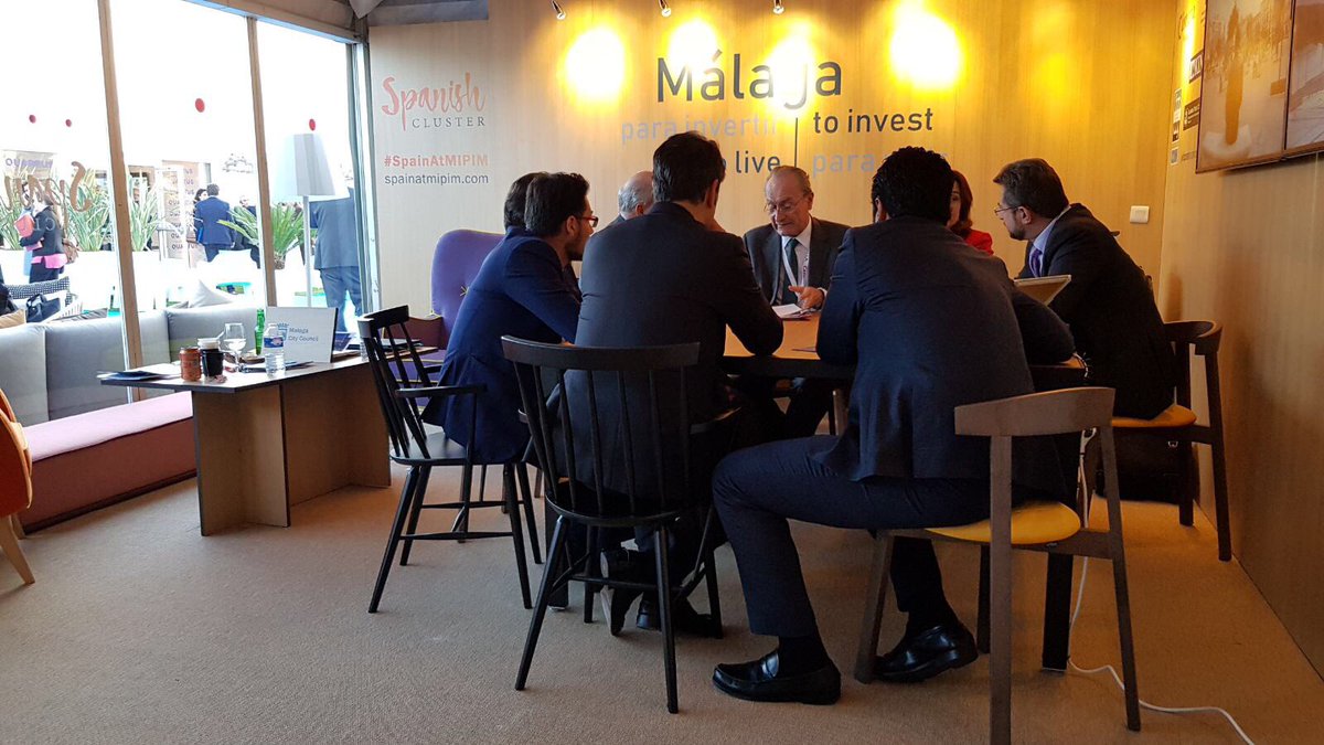 malaga's tweet photo. Continúan las reuniones de la delegación de #Málaga en su expositor de @MIPIMWorld. Esta tarde el alcalde, @pacodelatorrep, se reúne con representantes de @Savills_AN, Martina Claus de @MesseMuenchenHR y Ada Yvars de @MYAAArchitects #SpainAtMIPIM https://t.co/CRnrvO8Dro